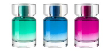 Şeffaf bir arka planda yeşil, mavi ve pembe sıvıyla dolu üç cam parfüm şişesi.