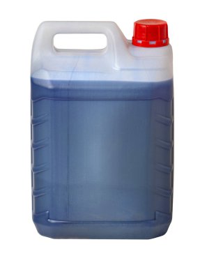 Şeffaf arkaplanda şeffaf plastik bir kimyasal kap dolduran mavi sıvı temizleyici