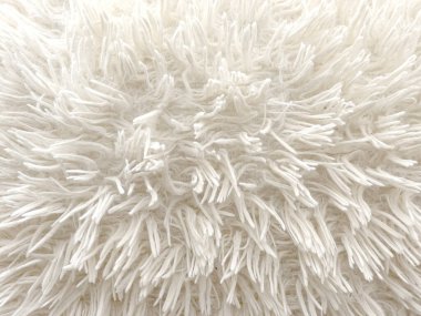 Yumuşak tekstil dokusunu gösteren tüylü beyaz halı.