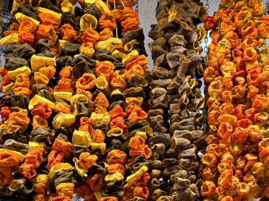 Geleneksel bir pazarda satılığa çıkmış çeşitli kurutulmuş sebzeler.