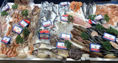 Palermo, İtalya, 29 Kasım 2025: Fiyat etiketli taze deniz ürünleri ve balıkların çeşitliliği