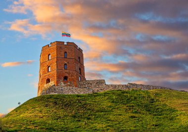 Vilnius, Litvanya - 27 Temmuz 2023: Gediminas 'ın kulesi Vilnius, Litvanya üzerinde dramatik bir gökyüzü ile bir tepenin üzerinde duruyor