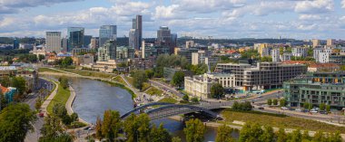 Vilnius, Litvanya - 25 Temmuz 2023: Vilnius, Litvanya gökyüzü altında modern binalar, nehirler ve köprüler