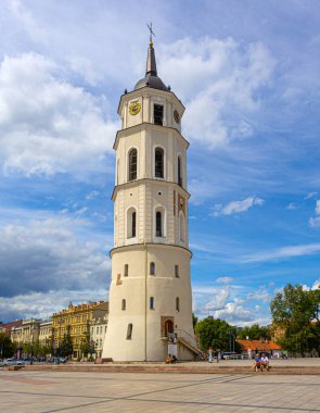 Vilnius, Litvanya - 26 Temmuz 2023: Güneşli bir günde katedral meydanındaki vilnius katedralinin çan kulesi
