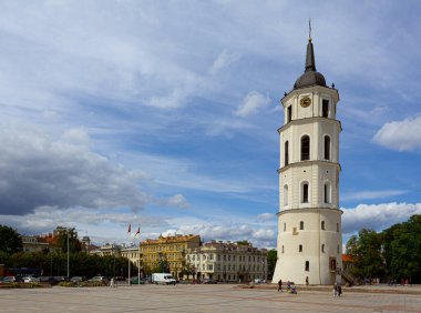 Vilnius, Litvanya, 26 Temmuz 2023: Vilnius Katedral Çan Kulesi Litvanya 'nın güneşli katedral meydanında duruyor