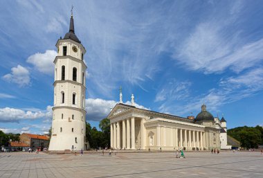 Vilnius, Litvanya - 26 Temmuz 2023: Vilnius Katedrali ve onun çan kulesi Litvanya 'da bir yaz günü katedral meydanını süslüyor