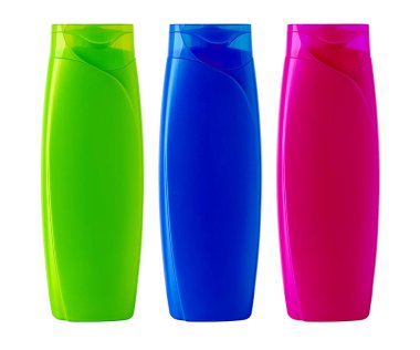 Şeffaf arka planda farklı renklerde kişisel hijyen ürünleri için üç plastik şişe.
