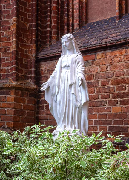 Bakire Meryem heykeli kilisenin arka bahçesinde duruyor.