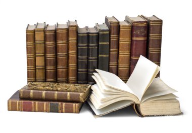 Beyazda izole edilmiş eski kitaplar