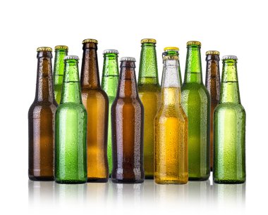 bira şişeleri kümesi