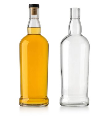 Kehribar sıvısıyla dolu viski şişesi ve beyaz arka planda berrak boş şişe.
