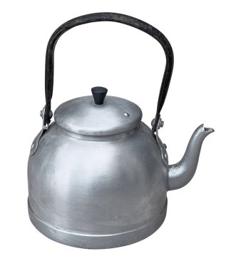 Eski alüminyum su ısıtıcısı, şeffaf bir arka planda.