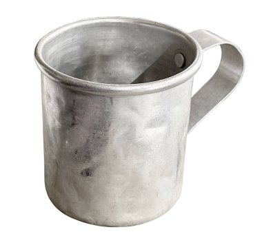 Alüminyum metal bardak beyaz arka planda izole bir şekilde duruyor