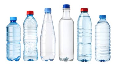 Şeffaf arka planda, farklı kapaklı, ferahlatıcı mavi su şişeleri grubu