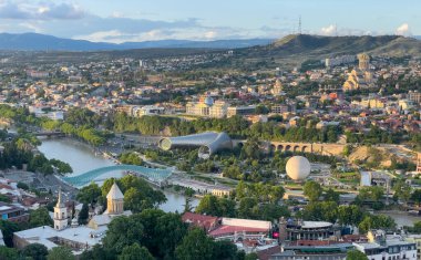 Tiflis, Gürcistan, 07 Haziran 2023: Kura Nehri, Barış Köprüsü, Rika Parkı ve Kutsal Üçlü Katedrali ile Tiflis 'in panoramik manzarası