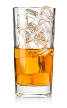 Buzlu viski, sıvı kehribar rengi, beyaz arka planda izole edilmiş.