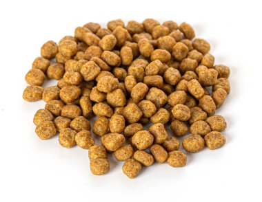 Beyaz arka planda, hayvanlar için uygun bir yığın oluşturan kuru küresel mama