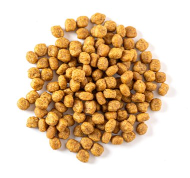 Beyaz arka planda kahverengi, kuru, evcil hayvan maması yığınları.