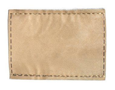 Dikdörtgen, boş kahverengi deri etiket. Dikiş detaylarını gösteriyor. Markalaşmaya hazır, şeffaf arka planı var.