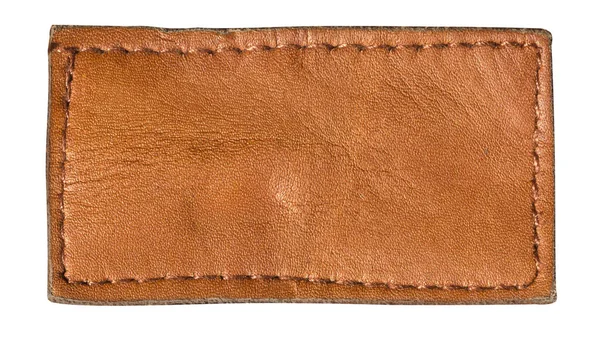 Boş kahverengi deri etiket, dikişli kenar ve desenli yüzey, şeffaf arka plan