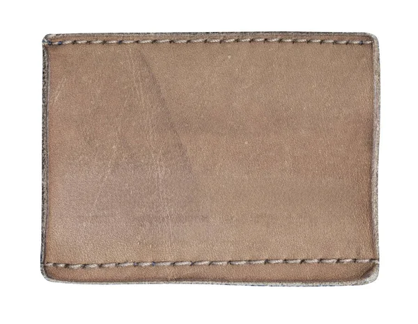 Görünür dikişli kahverengi deri yama, özelleştirilebilir giyim etiketi modeli sunuyor.