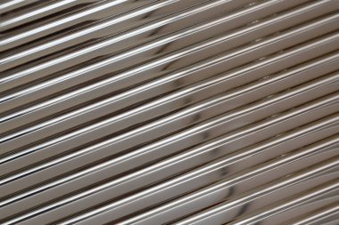 Parlak krom yüzey paralel çizgileri ve yapılandırılmış dokuyu gösteriyor