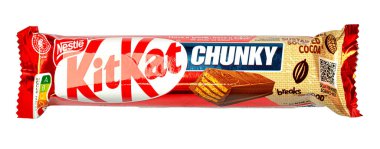 Anapa, Rusya, Şubat 08, 2026: Kit Kat Chunky, kırmızı ambalaj ve gofret katmanlı popüler bir çikolata atıştırmalığı