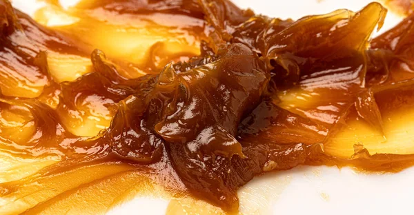 Beyaz arka planda kahverengi yapışkan yağ dokusu