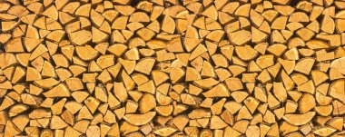 Yığılmış yakacak odunları enerji ve sıcaklık için doğal bir kereste deseni oluşturuyor.