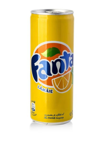 Fanta kan på vit — Stockfoto