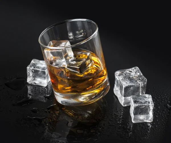얼음이 섞인 위스키 한잔 — 스톡 사진