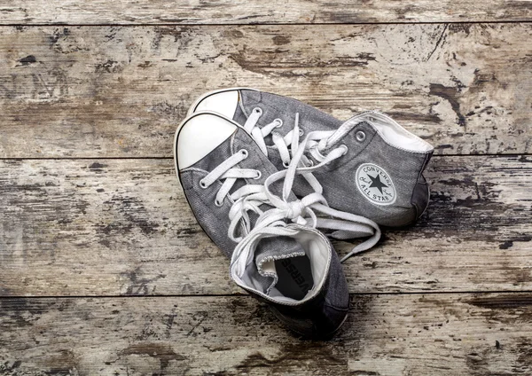 Converse sapatos em tábuas de madeira — Fotografia de Stock