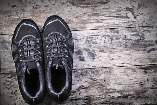 Zapatos de senderismo en un piso de madera —  Fotos de Stock