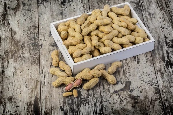 Amendoim na mesa de madeira — Fotografia de Stock