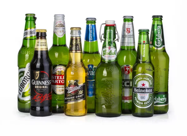 Botellas de cervezas frías surtidas . — Foto de Stock