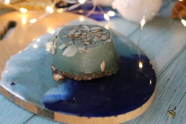 Doğum günü pastasının yakın çekimi.