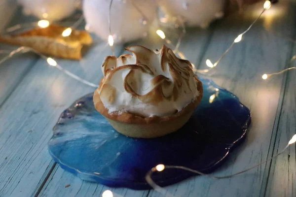 Un gâteau assis sur une table — Photo