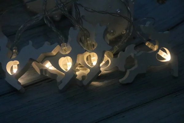 Brennender Weihnachtskranz aus weißem Elch — Stockfoto
