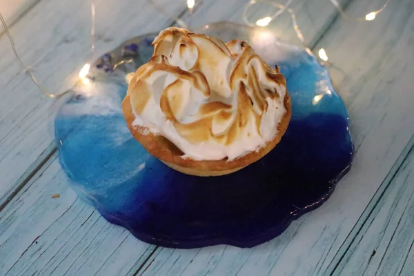 Un pastel de chocolate sentado encima de una mesa de madera — Foto de Stock