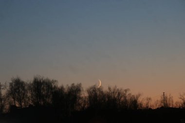 Gün batımının önünde bir işaret