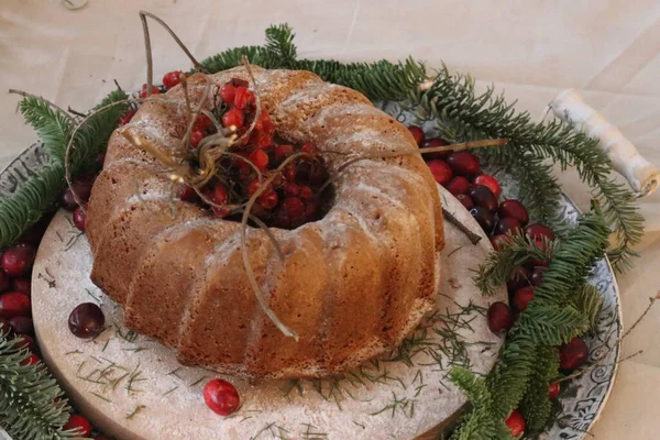 Ein Kuchen auf einem Teller mit Essen — Stockfoto