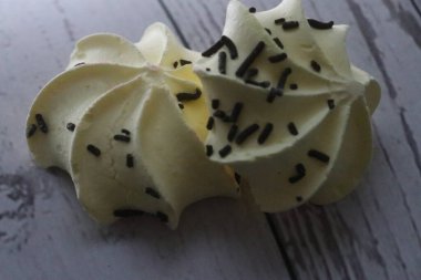 Peynirle kaplı bir parça kek.