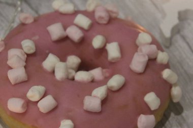 Süslü bir pastanın yakın çekimi.