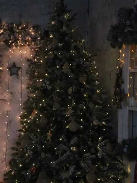 Karanlık bir odada süslenmiş Noel ağacı. — Stok fotoğraf