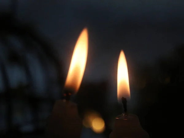 Um bolo de aniversário com velas acesas — Fotografia de Stock