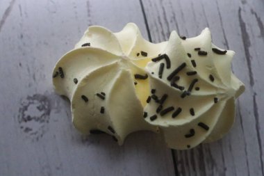 Peynirle kaplı bir parça kek.