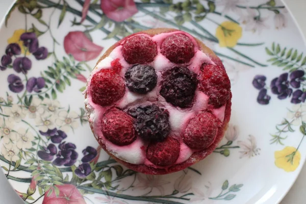 A slice of birthday cake on a plate — Stock Photo, Image