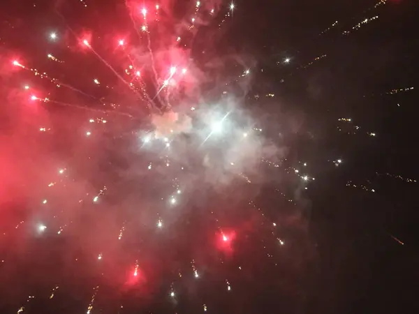 Fogos de artifício do ano novo multicolorido no céu escuro — Fotografia de Stock