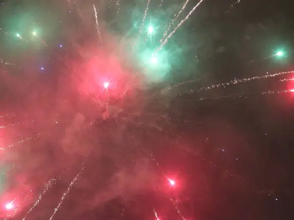 Sokszínű újévi tűzijáték a sötét égen — Stock Fotó