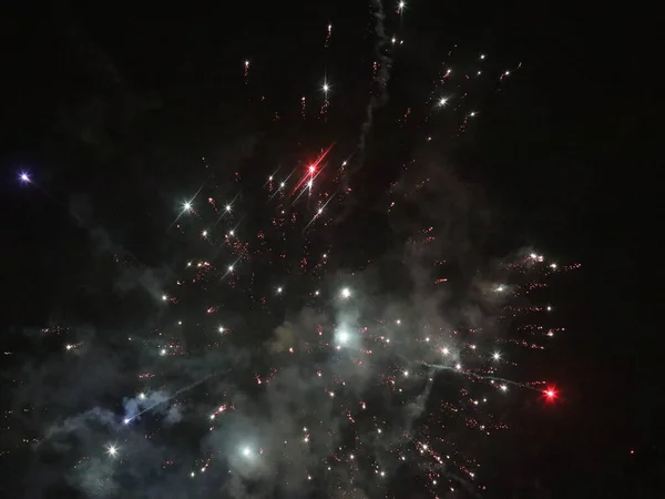 Fogos de artifício do ano novo multicolorido no céu escuro — Fotografia de Stock